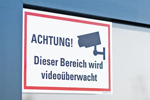 Betriebliche Hinweisschilder